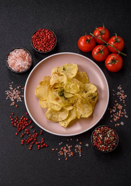 Tuzlu, baharatlı ve sarımsaklı cips. Tasarımınız için arka plan olarak patates pişirdim.