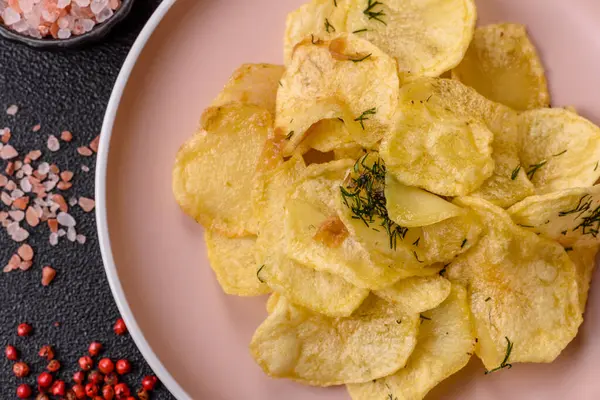 Tuzlu, baharatlı ve sarımsaklı cips. Tasarımınız için arka plan olarak patates pişirdim.