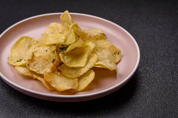 Tuzlu, baharatlı ve sarımsaklı cips. Tasarımınız için arka plan olarak patates pişirdim.