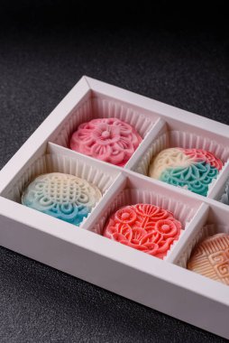 Çin ay çöreği, pirinç hamuru ve meyve dolgulu Asya tatlı tatlısıdır. Tasarımınız için arka plan olarak Asya ay pastası