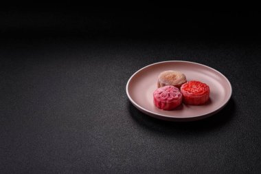 Çin ay çöreği, pirinç hamuru ve meyve dolgulu Asya tatlı tatlısıdır. Tasarımınız için arka plan olarak Asya ay pastası