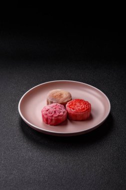 Çin ay çöreği, pirinç hamuru ve meyve dolgulu Asya tatlı tatlısıdır. Tasarımınız için arka plan olarak Asya ay pastası