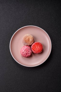 Çin ay çöreği, pirinç hamuru ve meyve dolgulu Asya tatlı tatlısıdır. Tasarımınız için arka plan olarak Asya ay pastası