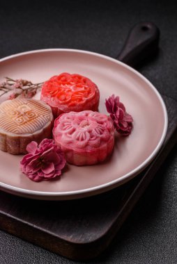 Çin ay çöreği, pirinç hamuru ve meyve dolgulu Asya tatlı tatlısıdır. Tasarımınız için arka plan olarak Asya ay pastası