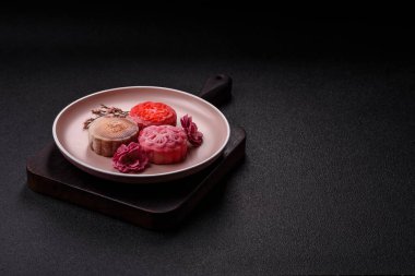 Çin ay çöreği, pirinç hamuru ve meyve dolgulu Asya tatlı tatlısıdır. Tasarımınız için arka plan olarak Asya ay pastası