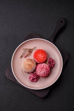 Çin ay çöreği, pirinç hamuru ve meyve dolgulu Asya tatlı tatlısıdır. Tasarımınız için arka plan olarak Asya ay pastası