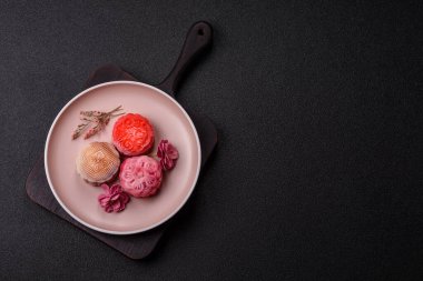 Çin ay çöreği, pirinç hamuru ve meyve dolgulu Asya tatlı tatlısıdır. Tasarımınız için arka plan olarak Asya ay pastası