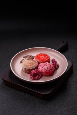 Çin ay çöreği, pirinç hamuru ve meyve dolgulu Asya tatlı tatlısıdır. Tasarımınız için arka plan olarak Asya ay pastası