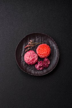 Çin ay çöreği, pirinç hamuru ve meyve dolgulu Asya tatlı tatlısıdır. Tasarımınız için arka plan olarak Asya ay pastası