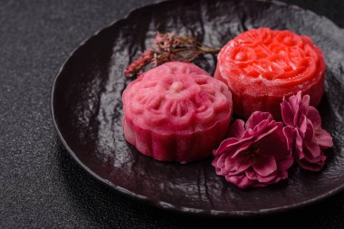 Çin ay çöreği, pirinç hamuru ve meyve dolgulu Asya tatlı tatlısıdır. Tasarımınız için arka plan olarak Asya ay pastası