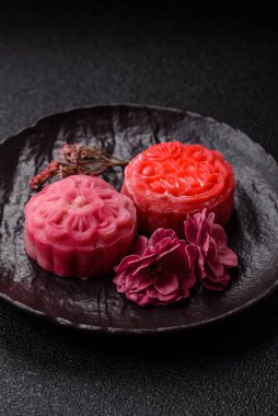 Çin ay çöreği, pirinç hamuru ve meyve dolgulu Asya tatlı tatlısıdır. Tasarımınız için arka plan olarak Asya ay pastası