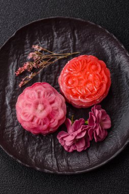 Çin ay çöreği, pirinç hamuru ve meyve dolgulu Asya tatlı tatlısıdır. Tasarımınız için arka plan olarak Asya ay pastası