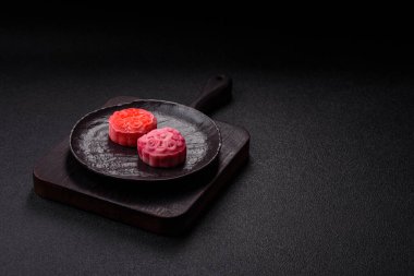 Çin ay çöreği, pirinç hamuru ve meyve dolgulu Asya tatlı tatlısıdır. Tasarımınız için arka plan olarak Asya ay pastası