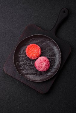 Çin ay çöreği, pirinç hamuru ve meyve dolgulu Asya tatlı tatlısıdır. Tasarımınız için arka plan olarak Asya ay pastası