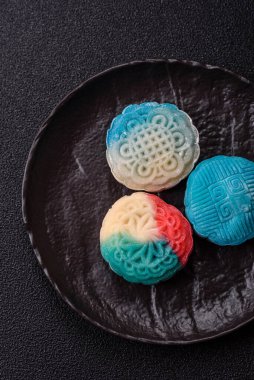 Çin ay çöreği, pirinç hamuru ve meyve dolgulu Asya tatlı tatlısıdır. Tasarımınız için arka plan olarak Asya ay pastası