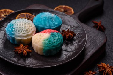 Çin ay çöreği, pirinç hamuru ve meyve dolgulu Asya tatlı tatlısıdır. Tasarımınız için arka plan olarak Asya ay pastası