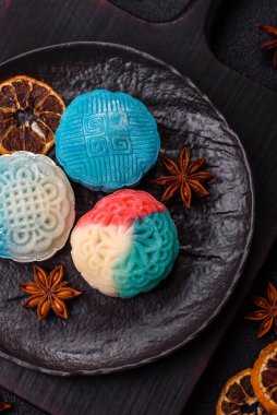 Çin ay çöreği, pirinç hamuru ve meyve dolgulu Asya tatlı tatlısıdır. Tasarımınız için arka plan olarak Asya ay pastası