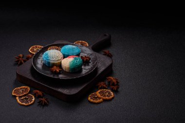 Çin ay çöreği, pirinç hamuru ve meyve dolgulu Asya tatlı tatlısıdır. Tasarımınız için arka plan olarak Asya ay pastası