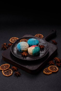 Çin ay çöreği, pirinç hamuru ve meyve dolgulu Asya tatlı tatlısıdır. Tasarımınız için arka plan olarak Asya ay pastası