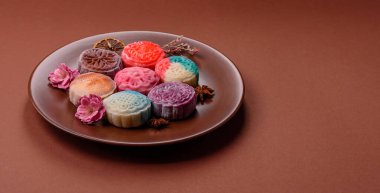 Çin ay çöreği, pirinç hamuru ve meyve dolgulu Asya tatlı tatlısıdır. Tasarımınız için arka plan olarak Asya ay pastası