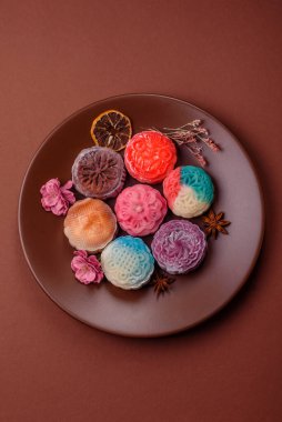 Çin ay çöreği, pirinç hamuru ve meyve dolgulu Asya tatlı tatlısıdır. Tasarımınız için arka plan olarak Asya ay pastası