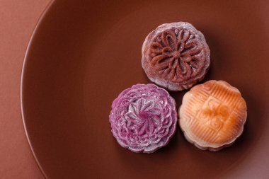 Çin ay çöreği, pirinç hamuru ve meyve dolgulu Asya tatlı tatlısıdır. Tasarımınız için arka plan olarak Asya ay pastası