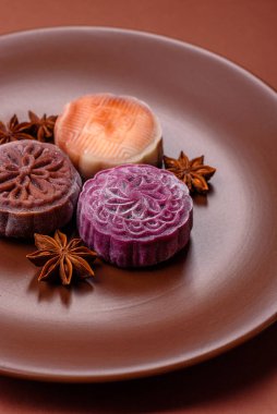 Çin ay çöreği, pirinç hamuru ve meyve dolgulu Asya tatlı tatlısıdır. Tasarımınız için arka plan olarak Asya ay pastası