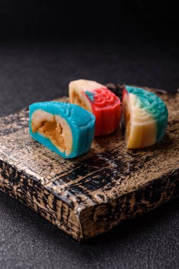 Çin ay çöreği, pirinç hamuru ve meyve dolgulu Asya tatlı tatlısıdır. Tasarımınız için arka plan olarak Asya ay pastası