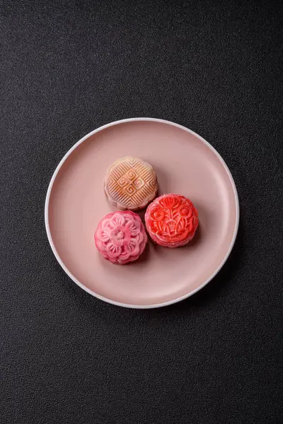 Çin ay çöreği, pirinç hamuru ve meyve dolgulu Asya tatlı tatlısıdır. Tasarımınız için arka plan olarak Asya ay pastası