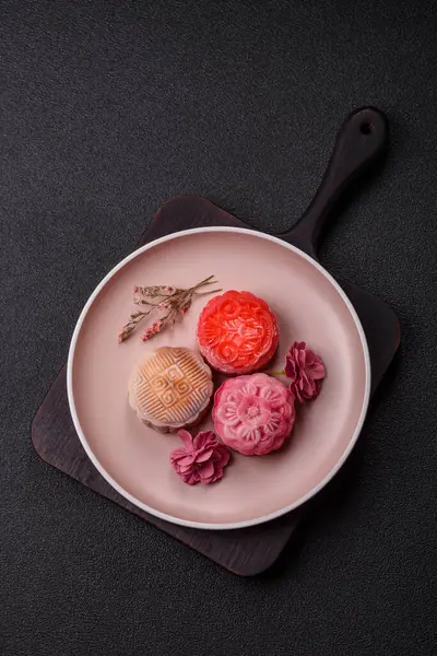 Çin ay çöreği, pirinç hamuru ve meyve dolgulu Asya tatlı tatlısıdır. Tasarımınız için arka plan olarak Asya ay pastası