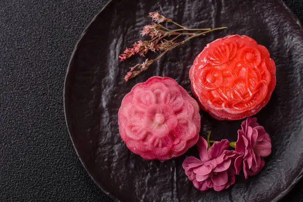 Çin ay çöreği, pirinç hamuru ve meyve dolgulu Asya tatlı tatlısıdır. Tasarımınız için arka plan olarak Asya ay pastası