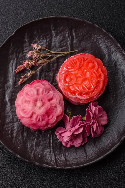 Çin ay çöreği, pirinç hamuru ve meyve dolgulu Asya tatlı tatlısıdır. Tasarımınız için arka plan olarak Asya ay pastası