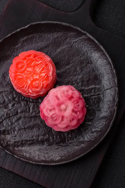 Çin ay çöreği, pirinç hamuru ve meyve dolgulu Asya tatlı tatlısıdır. Tasarımınız için arka plan olarak Asya ay pastası