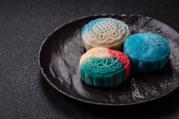 Çin ay çöreği, pirinç hamuru ve meyve dolgulu Asya tatlı tatlısıdır. Tasarımınız için arka plan olarak Asya ay pastası