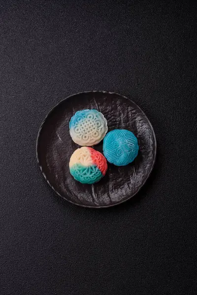 Çin ay çöreği, pirinç hamuru ve meyve dolgulu Asya tatlı tatlısıdır. Tasarımınız için arka plan olarak Asya ay pastası