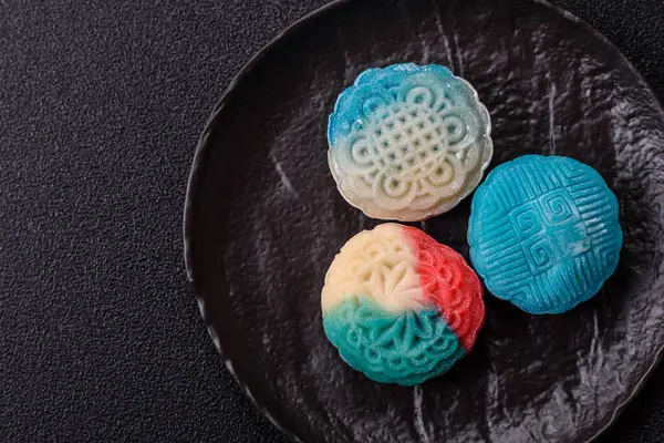 Çin ay çöreği, pirinç hamuru ve meyve dolgulu Asya tatlı tatlısıdır. Tasarımınız için arka plan olarak Asya ay pastası