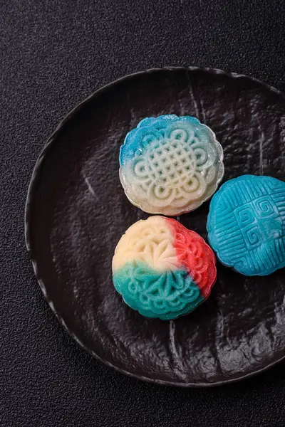 Çin ay çöreği, pirinç hamuru ve meyve dolgulu Asya tatlı tatlısıdır. Tasarımınız için arka plan olarak Asya ay pastası