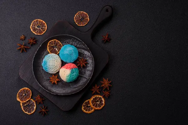 Çin ay çöreği, pirinç hamuru ve meyve dolgulu Asya tatlı tatlısıdır. Tasarımınız için arka plan olarak Asya ay pastası