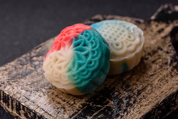 Çin ay çöreği, pirinç hamuru ve meyve dolgulu Asya tatlı tatlısıdır. Tasarımınız için arka plan olarak Asya ay pastası