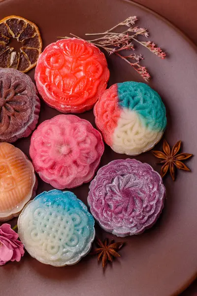 Çin ay çöreği, pirinç hamuru ve meyve dolgulu Asya tatlı tatlısıdır. Tasarımınız için arka plan olarak Asya ay pastası