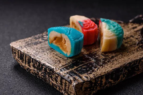 Çin ay çöreği, pirinç hamuru ve meyve dolgulu Asya tatlı tatlısıdır. Tasarımınız için arka plan olarak Asya ay pastası