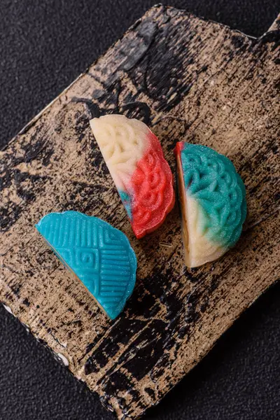 Çin ay çöreği, pirinç hamuru ve meyve dolgulu Asya tatlı tatlısıdır. Tasarımınız için arka plan olarak Asya ay pastası