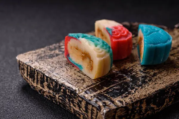 Çin ay çöreği, pirinç hamuru ve meyve dolgulu Asya tatlı tatlısıdır. Tasarımınız için arka plan olarak Asya ay pastası