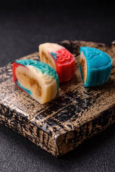 Çin ay çöreği, pirinç hamuru ve meyve dolgulu Asya tatlı tatlısıdır. Tasarımınız için arka plan olarak Asya ay pastası