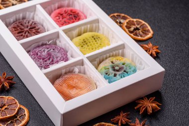 Çin ay çöreği, pirinç hamuru ve meyve dolgulu Asya tatlı tatlısıdır. Tasarımınız için arka plan olarak Asya ay pastası