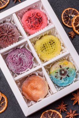 Çin ay çöreği, pirinç hamuru ve meyve dolgulu Asya tatlı tatlısıdır. Tasarımınız için arka plan olarak Asya ay pastası