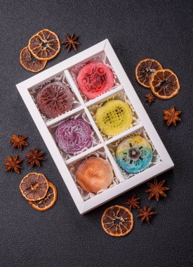 Çin ay çöreği, pirinç hamuru ve meyve dolgulu Asya tatlı tatlısıdır. Tasarımınız için arka plan olarak Asya ay pastası