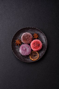 Çin ay çöreği, pirinç hamuru ve meyve dolgulu Asya tatlı tatlısıdır. Tasarımınız için arka plan olarak Asya ay pastası