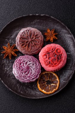 Çin ay çöreği, pirinç hamuru ve meyve dolgulu Asya tatlı tatlısıdır. Tasarımınız için arka plan olarak Asya ay pastası