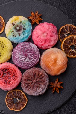 Çin ay çöreği, pirinç hamuru ve meyve dolgulu Asya tatlı tatlısıdır. Tasarımınız için arka plan olarak Asya ay pastası